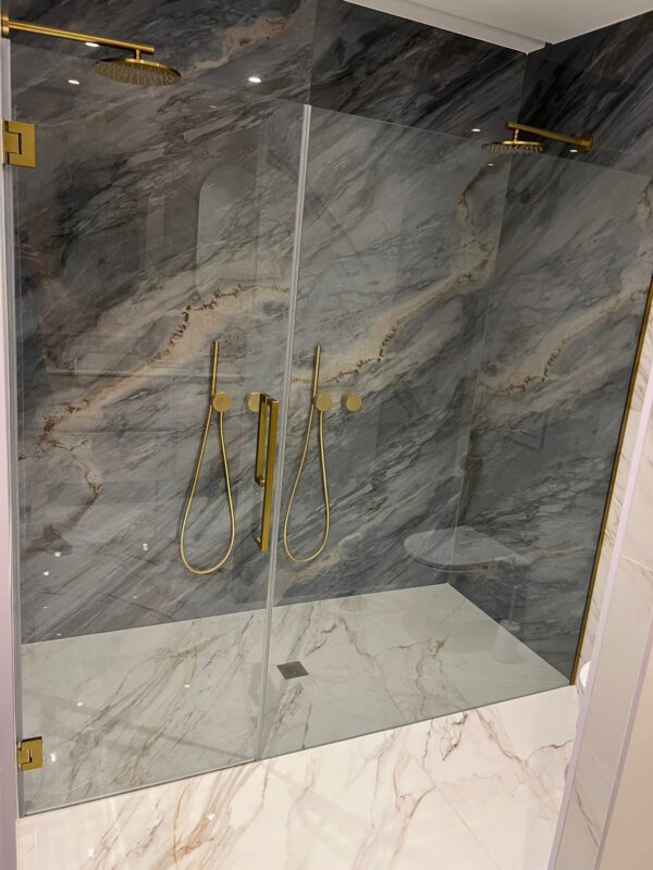 Mampara de ducha a techo  frontal 1 fijo - 1 puerta  211 cm altura  256 cm ORO  con instalación ( pago 50 % )