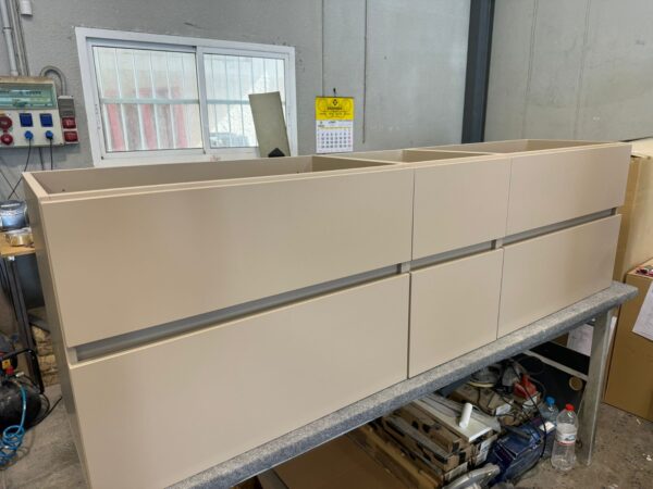 Mueble de baño DUNE 6 cajones 178cm ( 49+80+49) entre paredes  MOKA - Encimera SOLID SURFACE 1 seno central BLANCO con agujero griferia
