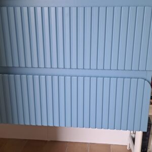 Columna de baño suspendida 2 puertas 110x35x22  frente según muestra acabado NCS S 2030 R90B