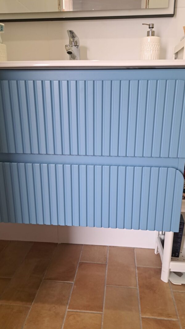 Columna de baño suspendida 2 puertas 110x35x22  frente según muestra acabado NCS S 2030 R90B