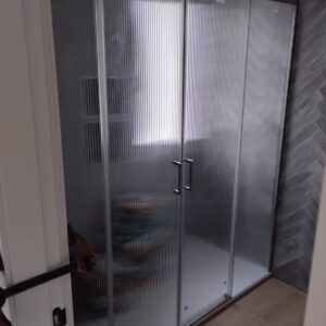 Mampara de ducha  acero inox. negro frontal 1 fijo - 1 puerta corredera  148,5 cm vidrio acanalado con instalación  - Mampara de ducha frontal 1 fijo - 1 puerta abatible 99,5 cm crema ral 1013 con instalación